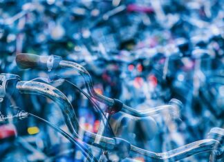 Co daje szersza kierownica?