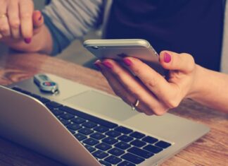 Gdzie można trzymać telefon podczas jazdy konnej?