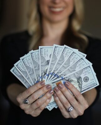 Ile trzeba zarabiać żeby godnie żyć w Polsce?