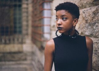 Jakie kolczyki do odstających uszu?