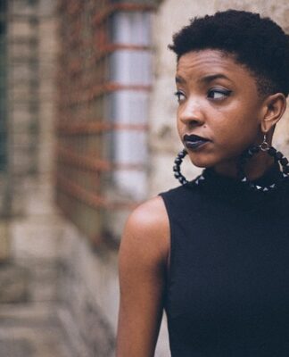 Jakie kolczyki dla niskiej osoby?